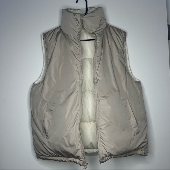 Reversible Puffer Vest - Picture 4 of 5